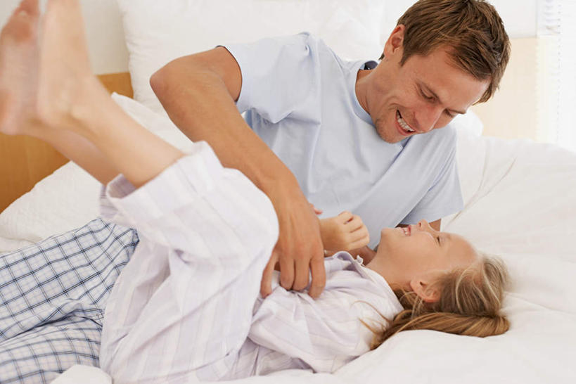 西方人,中年人,两个人,家庭,夫妻,躺,笑,大笑,横图,室内,白天,正面,爱情,兴奋,床,卧室,欧洲,欧洲人,服装,双人床,床单,浪漫,注视,休闲装,被子,衣服,观察,看,张嘴,休闲,温暖,温馨,一家人,休闲服,恩爱,恋人,服饰,观看,挠,和睦,察看,被单,关注,张大嘴巴,哈哈大笑,卧着,男人,男性,女人,女性,中年男性,中年女性,白种人,夫妇,情侣,张开嘴,躺着,卧,半身,彩图,高兴,狂笑,睡房,卧房,伴侣,融洽