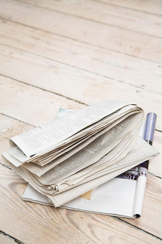 无人,家,竖图,俯视,室内,特写,白天,阅读,地板,静物,报纸,杂志,一堆,许多,学习,堆叠,堆积,房屋,屋子,地面,楼房,木地板,住宅,看,浏览,堆,彩图,高角度拍摄,房子