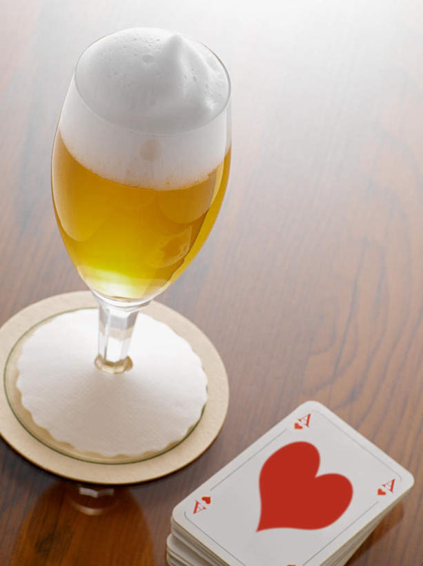 啤酒,无人,竖图,俯视,室内,特写,白天,游戏,赌博,贪欲,竞争,餐桌,桌子,杯子,纸牌,玩具,扑克,阴影,朦胧,模糊,反射,高脚杯,影子,红酒杯,酒类,一杯,玩,娱乐,刺激,玻璃制品,酒,饮料,一个,酒杯,休闲,单个,餐台,活动,发泄,消遣,智力,赌具,投机,侥幸,欲望,宣泄,玻璃杯,玩耍,嬉戏,彩图,高角度拍摄,胜负,输赢