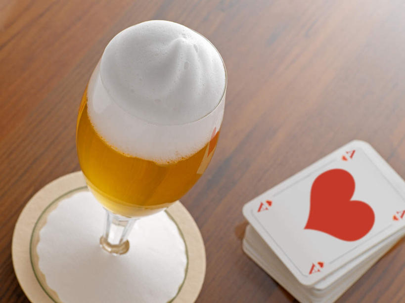 啤酒,无人,横图,俯视,室内,特写,白天,爱情,游戏,赌博,贪欲,竞争,桌面,桌子,杯子,餐具,纸牌,玩具,扑克,阴影,爱心,朦胧,模糊,反射,木制,碟子,高脚杯,盘,影子,红酒杯,酒类,一杯,浪漫,玩,娱乐,刺激,玻璃制品,酒,饮料,一个,盘子,酒杯,木制品,碟,休闲,温暖,温馨,心形,恩爱,单个,活动,和睦,发泄,消遣,智力,赌具,投机,侥幸,欲望,宣泄,心型,玻璃杯,玩耍,嬉戏,彩图,高角度拍摄,融洽,胜负,输赢