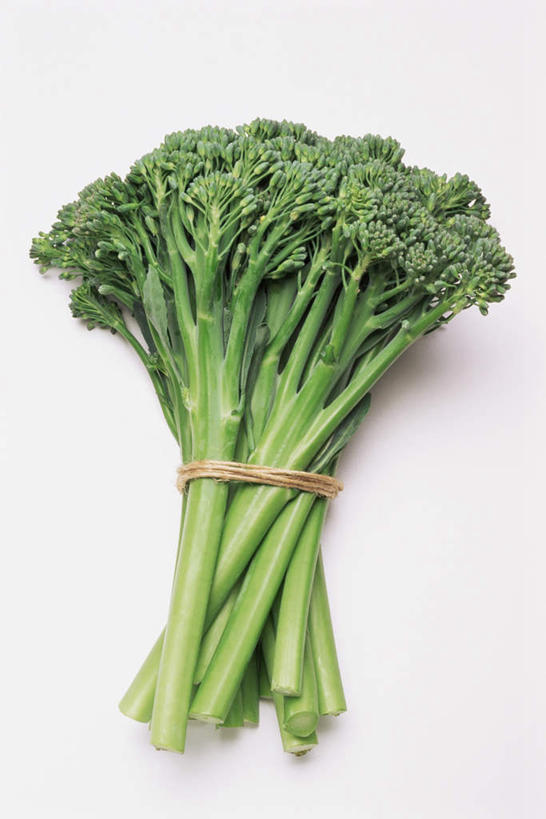 无人,竖图,俯视,室内,特写,白天,白色背景,蔬菜,一捆,阴影,新鲜,反射,影子,花菜,花椰菜,西兰花,食品,食物,草绳,绳子,摄影,有机食品,绿色食品,影棚,捆绑,绳索,绑缚,稻草绳,彩图,高角度拍摄,影棚拍摄,拍摄