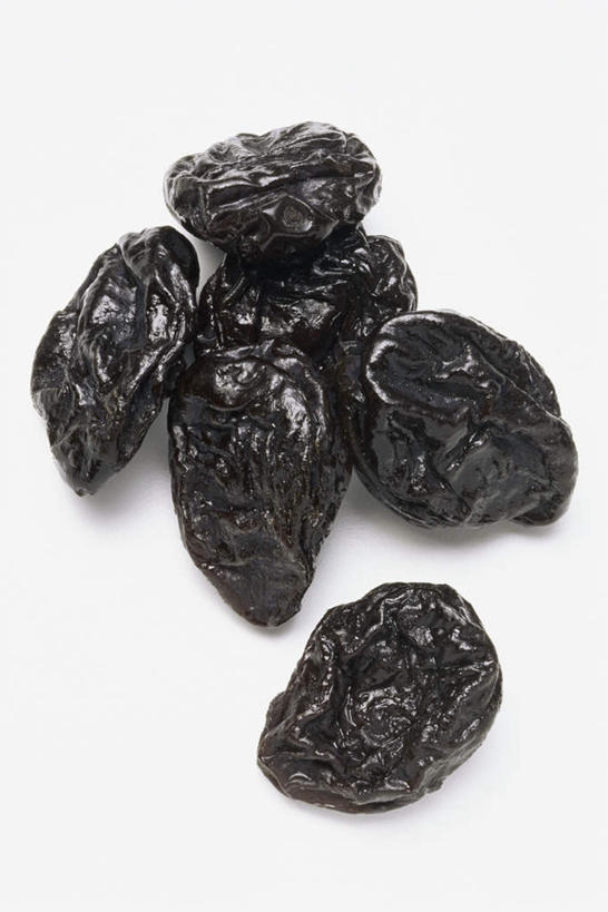 无人,竖图,俯视,室内,特写,白天,白色背景,一堆,许多,阴影,堆叠,堆积,反射,影子,坚果,果实,干果,摄影,影棚,堆,西梅,加州梅,彩图,高角度拍摄,影棚拍摄,拍摄