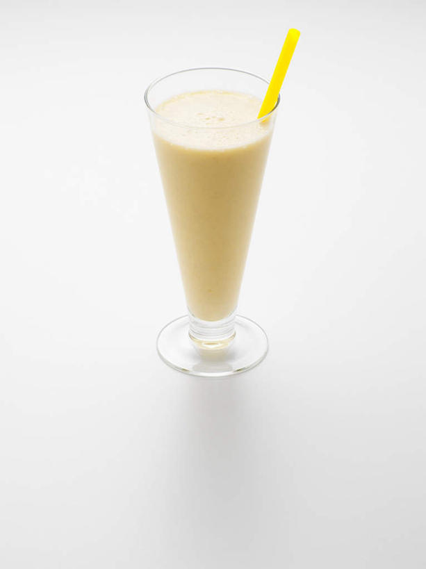 果汁,无人,竖图,俯视,室内,特写,白天,白色背景,香蕉,杯子,一根,阴影,反射,影子,塑料,饮品,一杯,玻璃制品,饮料,一个,黄色,水杯,塑料制品,吸管,摄影,影棚,单个,空心,可口,奶昔,香蕉汁,饮管,适口,玻璃杯,甘蕉,彩图,高角度拍摄,影棚拍摄,拍摄,圆柱状