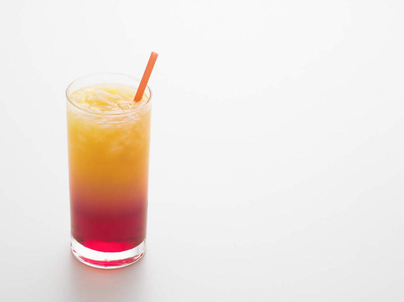 无人,横图,室内,特写,白天,白色背景,正面,杯子,一根,阴影,反射,影子,塑料,冰,冰块,酒类,一杯,文化,冷冻,玻璃制品,酒,饮料,一个,水杯,塑料制品,吸管,鸡尾酒,寒冷,调酒,摄影,影棚,冷藏,单个,冰冷,创造,空心,想象,墨西哥日出,饮管,保鲜,龙舌兰日出,玻璃杯,彩图,影棚拍摄,拍摄,圆柱状