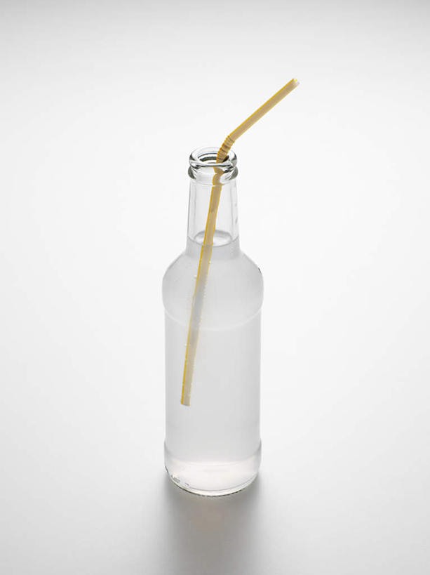 啤酒,无人,竖图,俯视,室内,特写,白天,白色背景,一根,阴影,反射,影子,塑料,酒类,玻璃制品,酒,酒瓶,饮料,一个,玻璃瓶,瓶子,塑料制品,吸管,摄影,影棚,单个,一瓶,空心,甜酒,饮管,彩图,高角度拍摄,影棚拍摄,拍摄,圆柱状