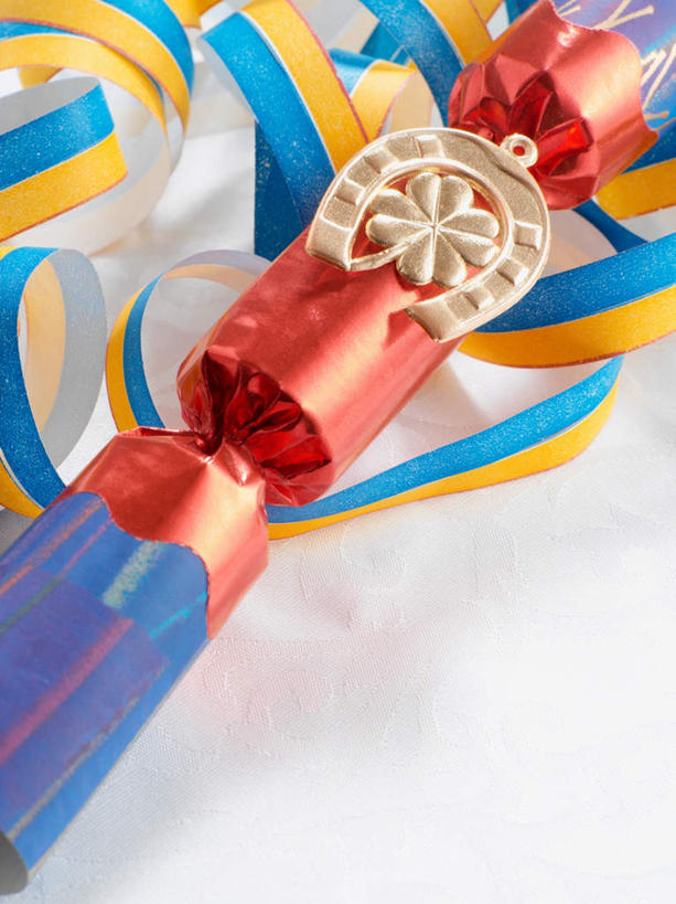 无人,竖图,俯视,彩色,室内,特写,白天,白色背景,一根,阴影,环绕,围绕,反射,包装,包装纸,影子,纸,纸张,环抱,彩带,摄影,影棚,彩条,包装材料,牛皮纸,毛条,七彩毛条,装饰彩带,萦绕,爆仗,爆竹,彩图,高角度拍摄,影棚拍摄,拍摄