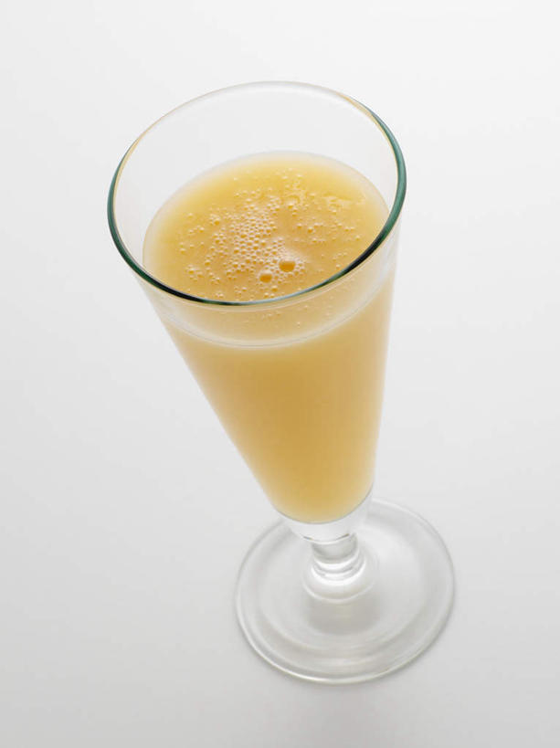 果汁,无人,竖图,俯视,室内,特写,白天,白色背景,香蕉,杯子,阴影,反射,影子,饮品,一杯,玻璃制品,饮料,一个,水杯,摄影,影棚,单个,可口,香蕉汁,适口,玻璃杯,甘蕉,彩图,高角度拍摄,影棚拍摄,拍摄