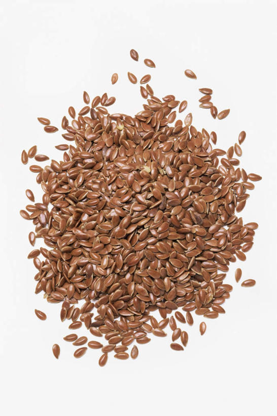 无人,竖图,俯视,室内,特写,白天,白色背景,农作物,植物,一堆,许多,阴影,堆叠,堆积,反射,影子,谷物,亚麻,很多,摄影,影棚,堆,亚麻籽,胡麻,纤维作物,油料作物,彩图,高角度拍摄,影棚拍摄,拍摄