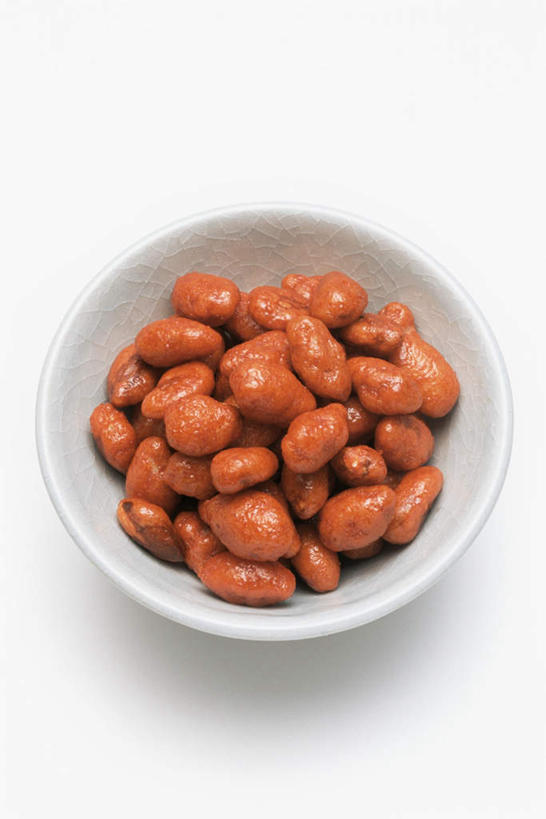 无人,竖图,俯视,室内,特写,白天,白色背景,杏仁,一堆,阴影,堆叠,堆积,反射,影子,陶瓷,调料,糖,陶瓷制品,调味品,调味料,一个,容器,碗,摄影,影棚,单个,储藏,堆,储存,焦糖,杏子,杏梅仁,杏核仁,木落子,苦杏仁,彩图,高角度拍摄,影棚拍摄,拍摄,贮存