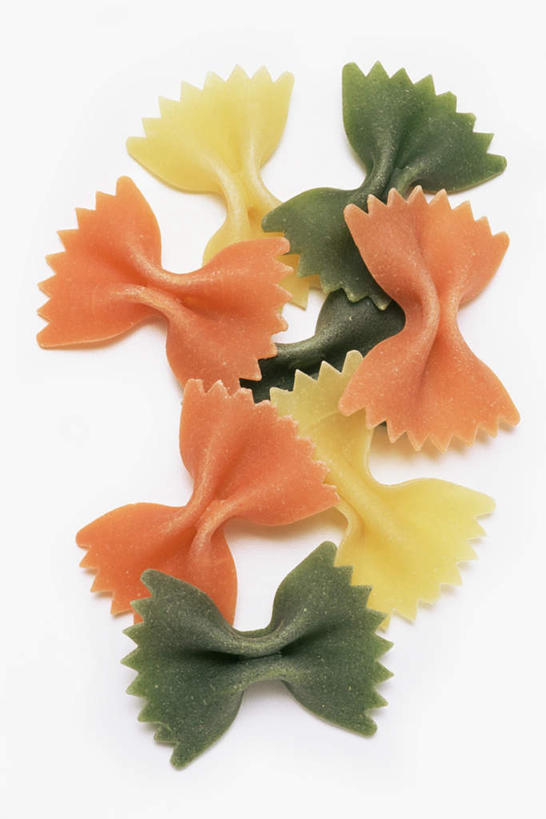 面食,面条,意大利面,无人,竖图,俯视,室内,特写,白天,白色背景,西餐,一堆,许多,堆叠,堆积,面,料理,食品,食物,黄色,绿色,橙色,西式,摄影,影棚,堆,蝴蝶面,彩图,高角度拍摄,影棚拍摄,拍摄