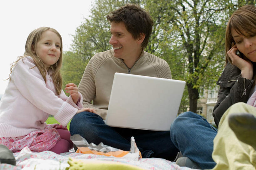 西方人,儿童,三个人,家庭,夫妻,母亲,父亲,女儿,坐,笑,打电话,微笑,横图,室外,白天,仰视,爱情,游戏,纯洁,电脑,笔记本电脑,植物,电话,手机,玩具,纺织品,欧洲,欧洲人,服装,装饰,网络,毛毯,毯子,浪漫,玩,注视,休闲装,娱乐,通讯设备,树,树木,纺织,小孩,衣服,蓝色,绿色,蓝天,天空,自然,垫子,天,观察,看,休闲,温暖,温馨,父女,母女,三口之家,一家人,休闲服,恩爱,父爱,可爱,母爱,童年,童趣,益智,恋人,服饰,生长,晴朗,成长,观看,活动,华丽,修饰,一台,点缀,和睦,察看,无线,发泄,关注,消遣,智力,溜溜球,悠悠球,通信设备,无线网络,无线上网,便携式电脑,童真,烂漫,无邪,万里无云,一部,宣泄,衬托,美观,雅致,雅观,交流,天真,手提电脑,男人,男性,年轻男性,年轻女性,女孩,女人,女性,白种人,孩子,年轻人,夫妇,情侣,晴空,晴空万里,沟通,通话,玩耍,嬉戏,坐着,半身,彩图,低角度拍摄,伴侣,融洽,女生