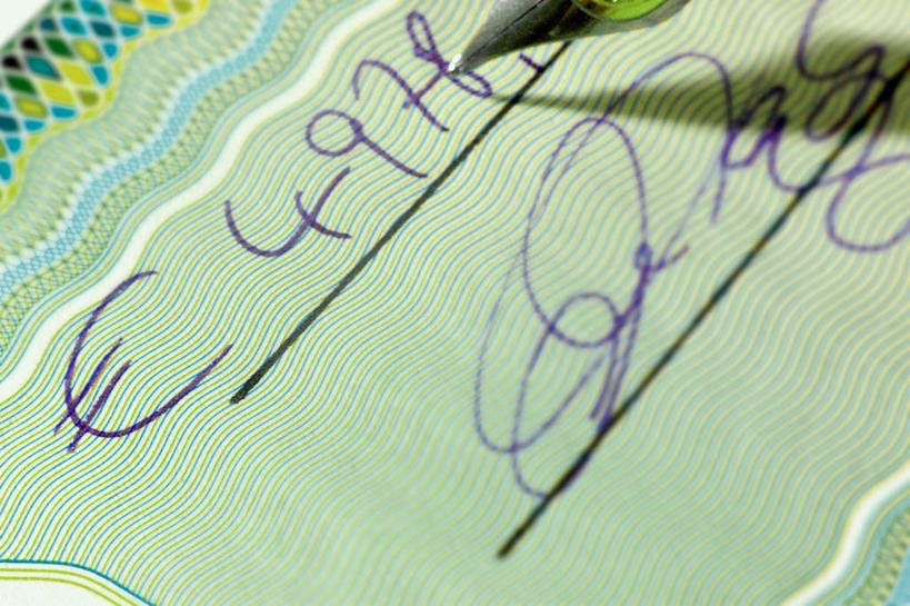 无人,横图,俯视,室内,特写,白天,静物,朦胧,模糊,英文,笔,标志,数字,文字,字符,字母,办公用品,标识,文具,学习用品,英文字母,文具用品,一支,书写,誊写,彩图,高角度拍摄