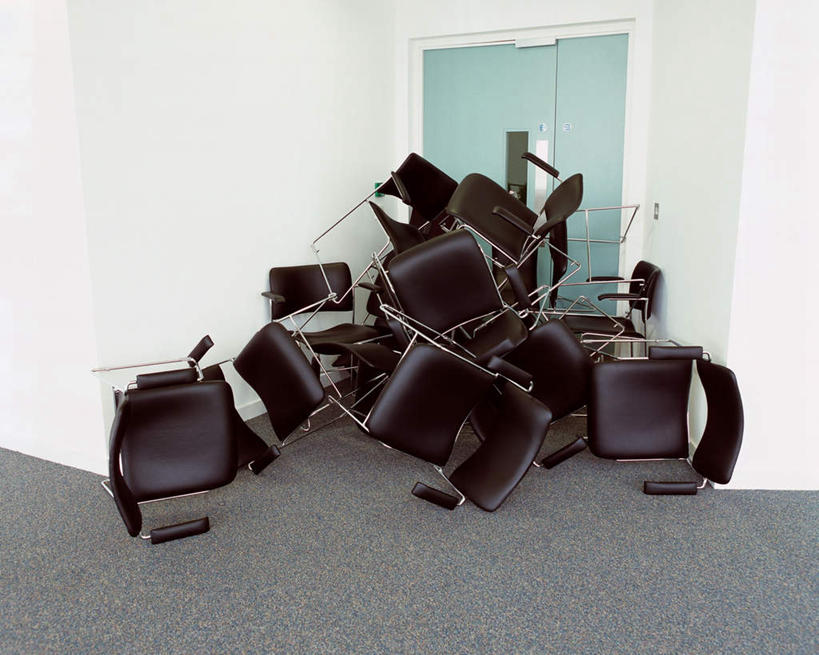 无人,办公室,横图,室内,白天,正面,门,椅子,一堆,许多,堆叠,堆积,墙,凌乱,墙壁,墙面,白色,会议椅,门框,堆,办公椅,混乱,堵塞,商务椅,培训椅,纷乱,缭乱,庞杂,彩图