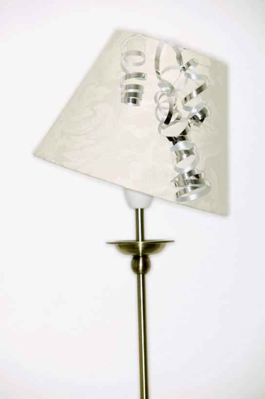 无人,竖图,室内,特写,白天,白色背景,正面,金属制品,照明,阴影,反射,金属,影子,灯光,灯,一个,彩带,灯具,落地灯,摄影,影棚,单个,照亮,彩条,照明设备,毛条,七彩毛条,装饰彩带,彩图,影棚拍摄,拍摄