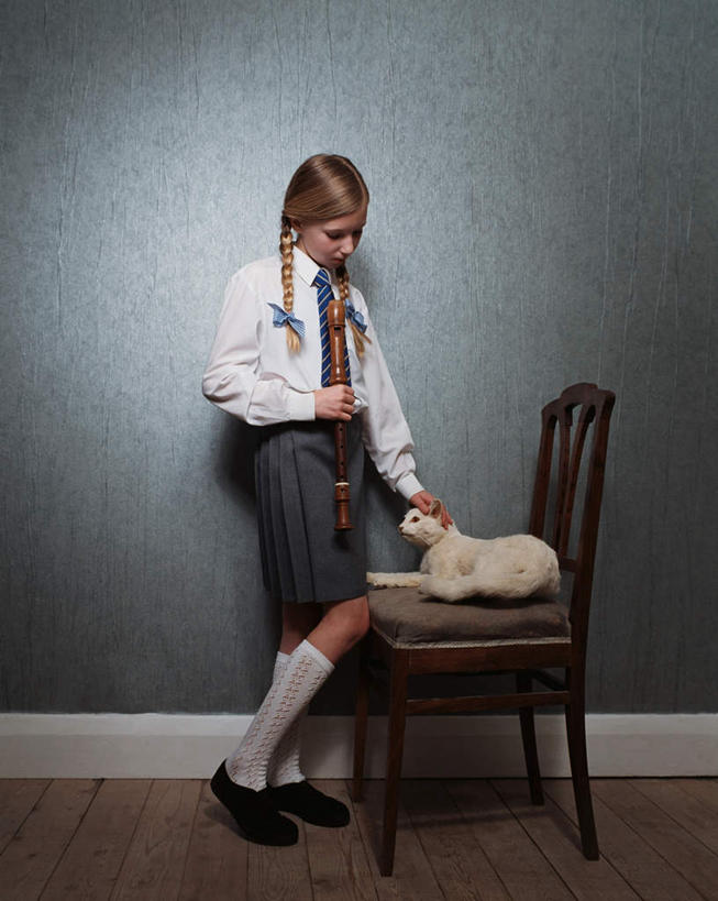 西方人,儿童,一个人,站,摸,竖图,室内,白天,正面,制服,纯洁,宠物,猫,椅子,欧洲,欧洲人,仅一个女性,仅一个人,一把,抚摸,服装,艺术,木椅,墙,笛子,乐器,木管乐器,竖笛,音乐,注视,墙壁,墙面,一个,一只,小孩,灰色,动物,低头,观察,看,站着,仅一个小孩,校服,可爱,童年,童趣,单个,观看,察看,关注,猫咪,童真,烂漫,无邪,学生服,直笛,天真,女孩,女人,女性,白种人,孩子,触摸,接触,站立,彩图,全身,女生