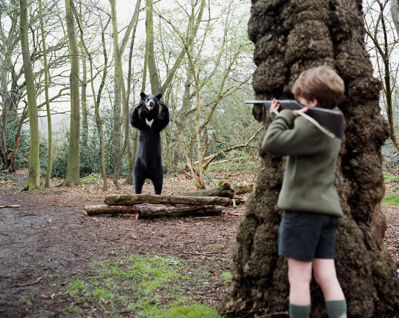 西方人,儿童,背部,一个人,站,举,横图,室外,白天,正面,纯洁,竞争,草地,草坪,植物,野生动物,熊,欧洲,欧洲人,仅一个男性,仅一个人,躲藏,对抗,握,服装,冲突,枪支,注视,休闲装,破坏,草,树,树木,一个,一只,小孩,衣服,蓝色,绿色,蓝天,天空,自然,动物,天,观察,看,托,站着,仅一个小孩,休闲,休闲服,武器,可爱,童年,童趣,战争,握着,服饰,手枪,生长,晴朗,单个,成长,观看,损坏,察看,攻击,威胁,对立,关注,矛盾,兵器,投降,防御,凶猛,枪械,童真,烂漫,无邪,佩服,来福枪,来复枪,万里无云,弹夹,敌对,挫败,斗争,抗拒,抗衡,杀伤,威慑,降服,投诚,子弹夹,残暴,天真,危险,凶残,男孩,男人,男性,白种人,孩子,晴空,晴空万里,屈膝,棕熊,马熊,举起,举手,举着,向上举,向上伸,向上托,站立,半身,彩图,男生