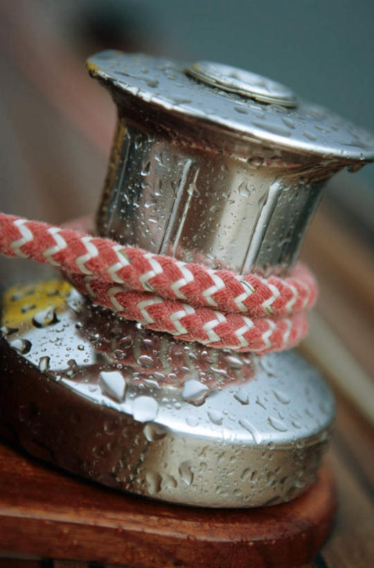 帆船,无人,竖图,俯视,室外,特写,白天,船,静物,金属制品,一艘,朦胧,模糊,金属,绳子,交通工具,绳索,载具,缆绳,彩图,高角度拍摄,桩子