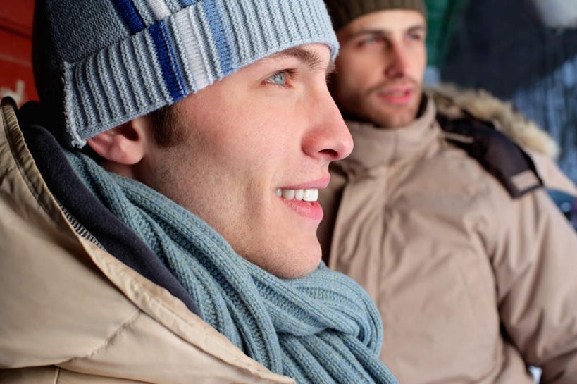 西方人,两个人,伙伴,朋友,站,笑,微笑,露齿笑,横图,室外,白天,侧面,友谊,门,帽子,欧洲,欧洲人,服装,朦胧,模糊,装饰,注视,衣服,红色,围巾,门框,观察,看,站着,温暖,服饰,围脖,观看,羽绒服,保暖,华丽,点缀,察看,御寒,关注,衬托,美观,雅致,雅观,编织帽,冬装,友情,男人,男性,年轻男性,白种人,站立,半身,彩图