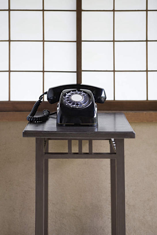 无人,打电话,竖图,室内,白天,正面,门,桌面,桌子,静物,电话,拉门,木制,墙,通讯设备,移门,墙壁,墙面,一个,黄色,话筒,木制品,电话线,障子,纸门,拉窗,纸拉窗,纸拉门,交流,电话机,沟通,通话,彩图