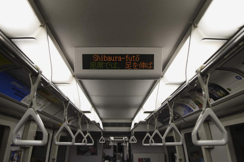 无人,横图,室内,白天,仰视,门,地铁,指示牌,金属制品,照明,许多,朦胧,模糊,金属,标志,扶手,文字,字符,字母,墙,灯光,轨道交通,标识,吊灯,墙壁,墙面,灯,排列,白色,把手,灯具,门框,照亮,照明设备,公交车拉手,摆列,拉手,彩图,低角度拍摄,地铁机动车,地下铁,轻轨,布列,分列