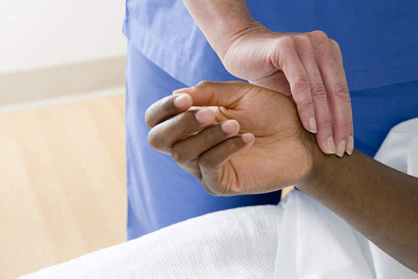 西方人,手,两个人,医生,病人,站,躺,横图,俯视,室内,特写,白天,正面,工作服,制服,地板,欧洲,非洲,黑人,欧洲人,握,朦胧,模糊,墙,地面,拿,拿着,木地板,墙壁,墙面,白色,站着,医护人员,医疗人员,手部,握着,单手,把脉,工作制服,切脉,评脉,卧着,男人,男性,年轻男性,年轻女性,女人,女性,白种人,非洲人,大夫,患者,就医者,躺着,卧,站立,彩图,高角度拍摄,工作套服