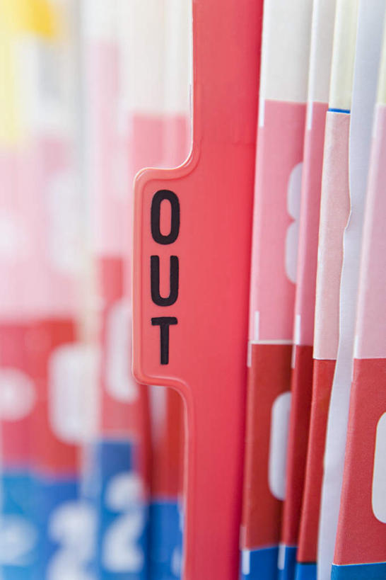 无人,竖图,室内,特写,白天,正面,静物,一排,许多,阴影,朦胧,模糊,整齐,反射,英文,标志,材料,档案,文件,文字,影子,字符,字母,标识,排列,资料,英文字母,队列,文档,文件架,资料架,文件框,文件座,资料档,资料座,彩图