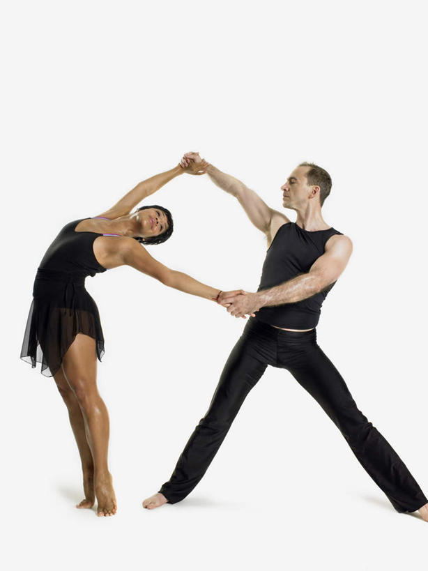 西方人,腿部,脚,脚趾,脚趾甲,腿,两个人,伙伴,朋友,站,握手,抱,竖图,室内,白天,白色背景,正面,裙子,跳舞,友谊,热情,合作,团队,欧洲,欧洲人,弯腰,连衣裙,注视,光脚,观察,看,站着,赤脚,激情,战略,摄影,影棚,抱着,观看,察看,搂着,关注,舞姿,弯身,联合,合谋,豪情,狂热,萨尔萨,萨尔萨舞,配合,协作,男人,男性,女人,女性,中年男性,中年女性,白种人,脚指甲,搀手,拉手,搂,搂抱,手拉手,手握手,站立,彩图,全身,影棚拍摄,拍摄,舞蹈