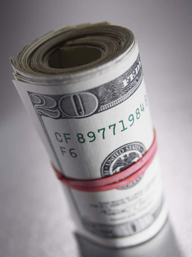 无人,竖图,俯视,室内,特写,白天,钱,静物,许多,阴影,灰色背景,朦胧,模糊,反射,钱币,影子,办公用品,钞票,金融,纸币,摄影,影棚,经济,流通,纸钞,贸易,橡皮圈,货币,现金,彩图,高角度拍摄,影棚拍摄,拍摄