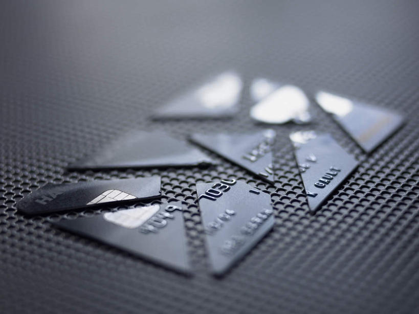 无人,横图,俯视,室内,特写,白天,信用卡,静物,一张,阴影,灰色背景,朦胧,模糊,反射,影子,破坏,破损,卡,储蓄卡,摄影,影棚,损坏,银行卡,彩图,高角度拍摄,影棚拍摄,拍摄