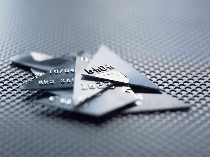 无人,横图,俯视,室内,特写,白天,信用卡,静物,一堆,一张,许多,阴影,堆叠,堆积,灰色背景,朦胧,模糊,反射,影子,破坏,破损,卡,储蓄卡,摄影,影棚,堆,碎片,损坏,银行卡,彩图,高角度拍摄,影棚拍摄,拍摄