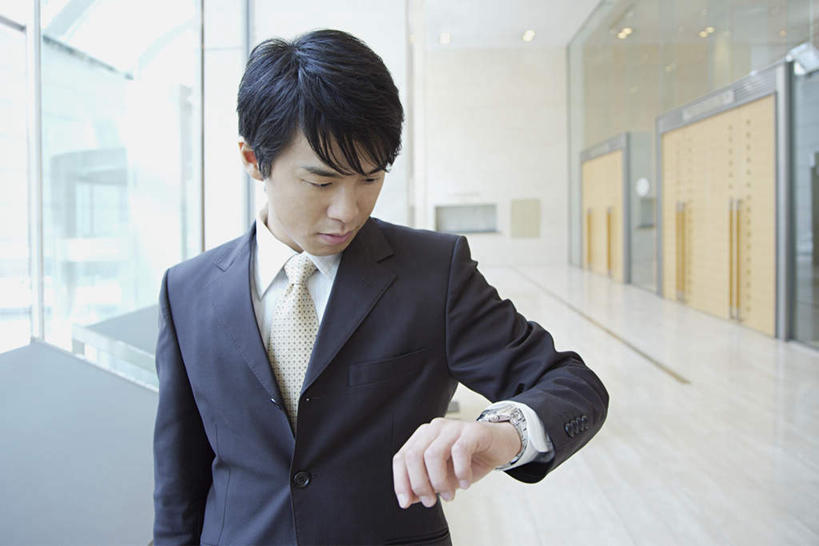 东方人,一个人,商务人士,商务男性,站,横图,室内,白天,正面,衬衫,窗户,落地窗,亚洲,仅一个男性,仅一个人,阴影,套装,朦胧,模糊,时间,反射,时钟,手表,影子,墙,地面,计时,注视,黄种人,玻璃窗,墙壁,墙面,仅一个年轻男性,一个,钟表,低头,观察,看,站着,表,单个,观看,紧张,腕表,察看,关注,商务装,工薪阶层,重要,告急,严重,慌张,男人,男性,年轻男性,亚洲人,白领,上班族,钟,站立,半身,彩图,衬衣