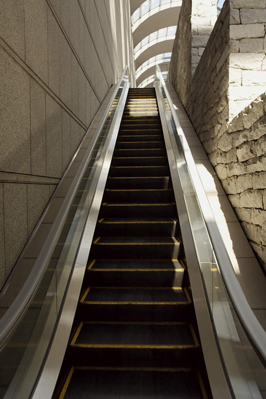 无人,高楼大厦,竖图,室内,白天,正面,大厦,电梯,建筑,摩天大楼,阴影,朦胧,模糊,反射,影子,电动扶梯,自动扶梯,运输工具,彩图,大楼,高层建筑,高楼,摩天楼,扶手电梯,升降设备,运输带,自动行人电梯,电扶梯