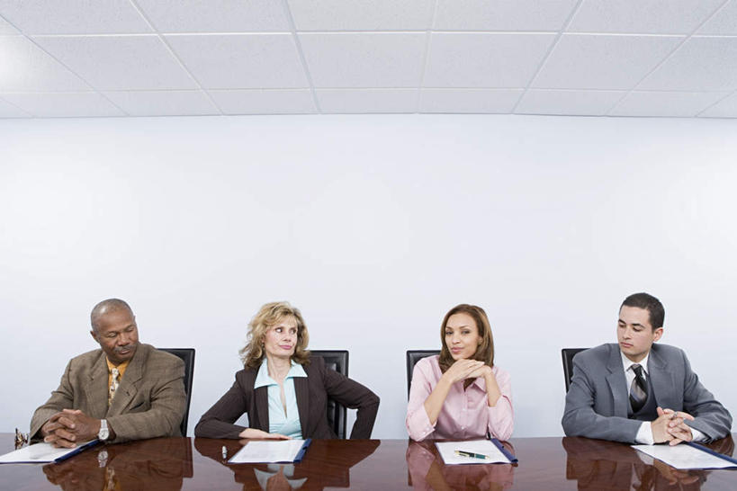 西方人,四个人,伙伴,朋友,商务人士,商务男性,商务女性,办公室,坐,横图,室内,白天,正面,衬衫,友谊,合作,团队,家具,桌子,椅子,欧洲,非洲,黑人,欧洲人,一排,阴影,套装,整齐,反射,笔,材料,档案,文件,影子,纸,办公桌,墙,办公用品,注视,水笔,墙壁,墙面,文具,排列,会议椅,手稿,学习用品,资料,观察,看,战略,观看,办公椅,文具用品,证明,察看,队列,关注,文档,商务装,工薪阶层,办公家具,联合,合谋,嫉妒,商务椅,培训椅,妒忌,忌妒,配合,协作,男人,男性,年轻女性,女人,女性,中年男性,中年女性,白种人,非洲人,白领,上班族,坐着,半身,彩图,衬衣