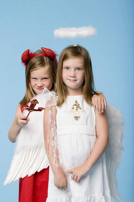 西方人,儿童,两个人,伙伴,朋友,站,笑,微笑,竖图,室内,白天,正面,裙子,友谊,纯洁,欧洲,欧洲人,握,阴影,蓝色背景,连衣裙,服装,装饰,反射,翅膀,影子,拿,拿着,注视,休闲装,一个,小孩,衣服,发箍,发饰,饰品,观察,看,站着,休闲,休闲服,可爱,童年,童趣,握着,摄影,服饰,影棚,单个,头箍,抱着,观看,察看,搂着,权利,象征,关注,恶魔,发卡,童真,烂漫,无邪,配饰,法杖,地位,权杖,权势,权位,天真,友情,女孩,女人,女性,白种人,光环,搂,搂抱,站立,半身,彩图,影棚拍摄,拍摄,女生