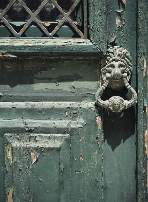 无人,竖图,室外,特写,白天,正面,度假,美景,门,城市风光,城市,哺乳动物,野生动物,狮子,木雕,雕塑,葡萄牙,欧洲,阴影,古老,艺术,装饰,光线,木制,雕刻,雕像,影子,景观,娱乐,一个,动物,把手,门把手,木制品,工艺品,门框,享受,休闲,景色,放松,单个,纪念,门把,美术,南欧,主题,凶猛,陈列,功能,美学,葡萄牙共和国,阿尔加维,残暴,凶残,拉手,彩图