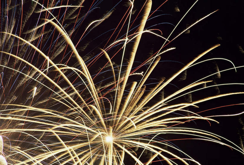 无人,横图,室外,特写,夜晚,仰视,爆炸,烟火,阴影,光线,火焰,影子,辉煌,燃烧,放射,黄色,焰火,点燃,灿烂,喷射,火光,礼花,五彩缤纷,花炮,礼花炮,绚烂,光耀,烟花,彩图,低角度拍摄