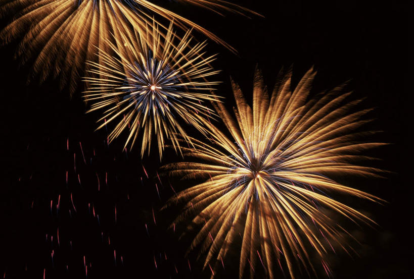 无人,横图,室外,特写,夜晚,仰视,爆炸,烟火,阴影,光线,火焰,影子,辉煌,燃烧,放射,焰火,点燃,灿烂,橙色,喷射,火光,礼花,五彩缤纷,花炮,礼花炮,绚烂,光耀,烟花,彩图,低角度拍摄