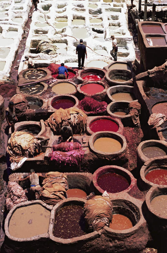 西方人,伙伴,朋友,站,竖图,俯视,室外,白天,度假,友谊,合作,团队,美景,城市风光,城市,欧洲,非洲,摩洛哥,黑人,欧洲人,一排,许多,服装,整齐,并列,并排,景观,很多,许多人,注视,娱乐,排列,衣服,观察,看,站着,一群人,享受,休闲,景色,放松,战略,服饰,观看,颜料,察看,衣着,穿着,队列,关注,平行,染料,染缸,联合,合谋,阿非利加洲,衣饰,摩洛哥王国,配合,协作,男人,男性,中年男性,非洲人,站立,彩图,高角度拍摄,全身