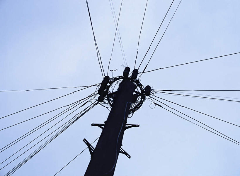 无人,横图,室外,特写,白天,仰视,一根,电力,电线,电线杆,线,云,云朵,电能,线路,云彩,白云,电,电源,能量,彩图,低角度拍摄