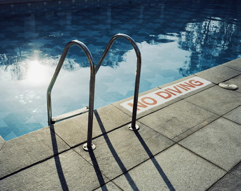 无人,体育馆,游泳池,栏杆,横图,俯视,室外,白天,水,阴影,光线,英文,标志,文字,影子,字符,字母,水池,水面,围栏,标识,泳池,护栏,倒影,阳光,英文字母,游泳馆,倒映,反照,彩图,高角度拍摄