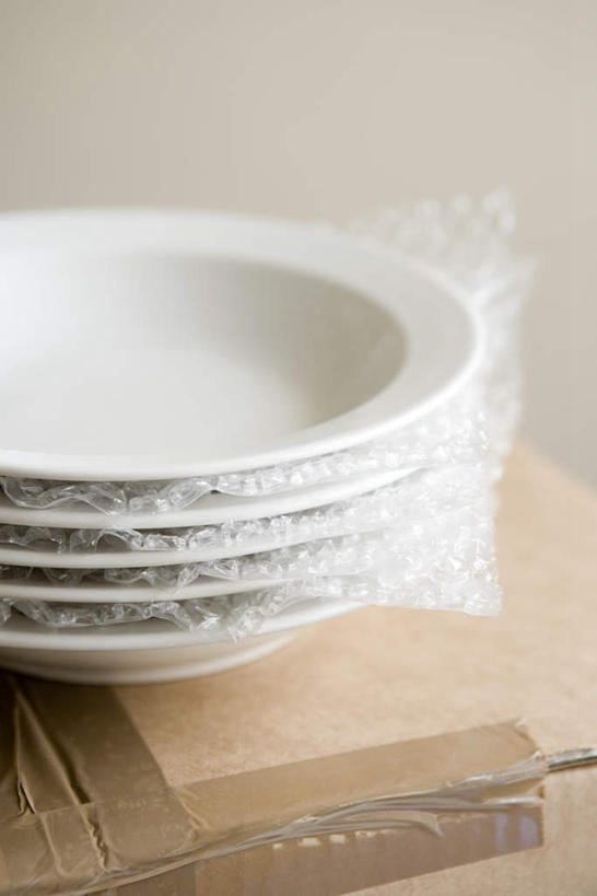 无人,竖图,室内,特写,白天,正面,静物,餐具,一堆,许多,堆叠,堆积,包装,包装纸,碟子,盘,纸,纸箱,墙,办公用品,纸张,墙壁,墙面,文具,白色,盘子,容器,箱子,碟,堆,办公设备,文具用品,包装材料,纸板箱,胶布,透明胶,气泡膜,包装箱,文化工具,黏胶,泡泡膜,气垫薄膜,气垫膜,气泡薄膜,气泡布,气泡纸,气珠膜,彩图