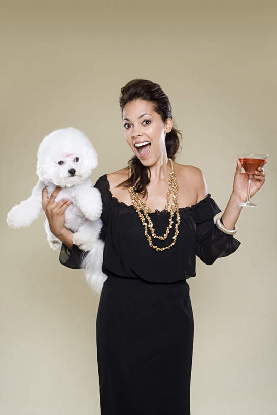 红酒,葡萄酒,西方人,一个人,站,抱,竖图,室内,白天,正面,裙子,兴奋,宠物,狗,杯子,项链,欧洲,欧洲人,仅一个年轻女性,仅一个女性,仅一个人,握,阴影,黄色背景,连衣裙,反射,高脚杯,影子,红酒杯,酒类,拿,拿着,注视,玻璃制品,酒,装饰品,饮料,一个,一只,动物,抹胸,酒杯,饰品,首饰,观察,看,站着,张嘴,红葡萄酒,可爱,握着,摄影,影棚,单个,抱着,观看,察看,搂着,关注,张大嘴巴,忠诚,抹胸裙,年轻女性,女人,女性,白种人,玻璃杯,张开嘴,犬,搂,搂抱,站立,半身,彩图,影棚拍摄,高兴,拍摄