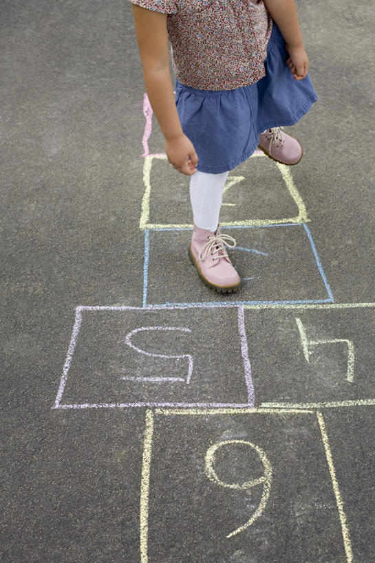 西方人,儿童,一个人,站,竖图,俯视,室外,白天,游戏,纯洁,欧洲,欧洲人,仅一个女性,仅一个人,服装,标志,数字,文字,字符,玩,休闲装,娱乐,标识,小孩,衣服,站着,仅一个小孩,休闲,休闲服,可爱,童年,童趣,阿拉伯数字,服饰,活动,跳房子,发泄,消遣,智力,童真,烂漫,无邪,宣泄,跳方格,跳方阵,天真,女孩,女人,女性,白种人,孩子,玩耍,嬉戏,站立,半身,彩图,高角度拍摄,女生