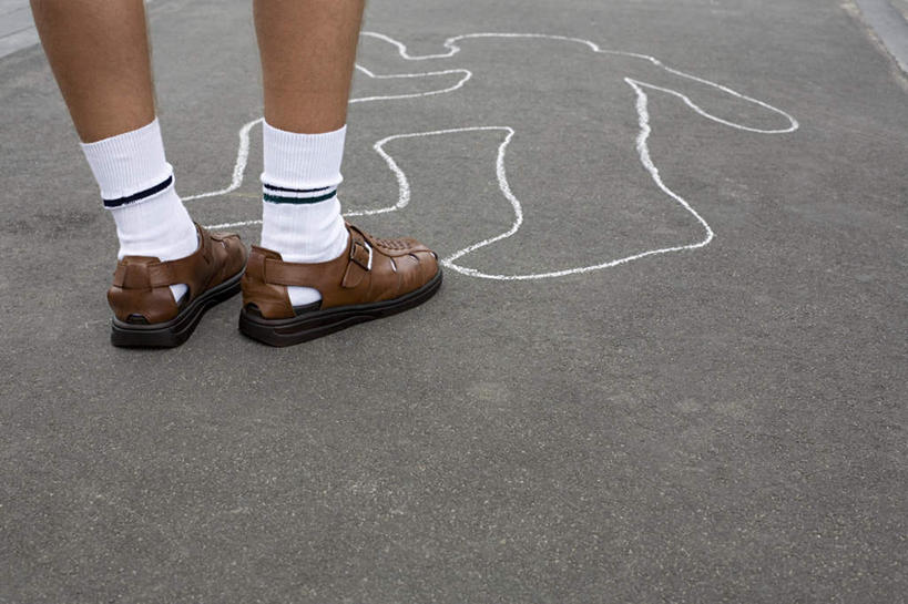 西方人,一个人,站,横图,俯视,室外,特写,白天,鞋子,欧洲,欧洲人,仅一个男性,仅一个人,仅一个中年男性,现场,袜子,白色,站着,轮廓,长袜,犯罪,长筒袜,谋杀,凶杀,长统袜,犯罪现场,粉笔轮廓,尸体轮廓,男人,男性,中年男性,白种人,站立,半身,彩图,高角度拍摄