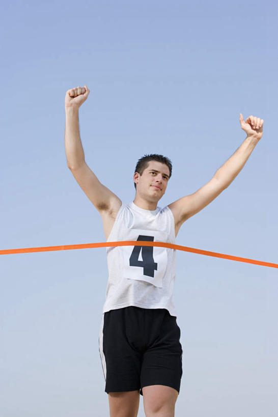 西方人,一个人,运动员,终点,跑,举,笑,微笑,露齿笑,竖图,室外,白天,仰视,运动服,锻炼,运动,欧洲,欧洲人,仅一个男性,仅一个人,握,服装,标志,数字,文字,字符,注视,鼓励,标识,仅一个年轻男性,衣服,蓝色,蓝天,天空,天,观察,加油,看,手势,托,握拳,打气,握着,阿拉伯数字,服饰,晴朗,观看,察看,衣着,穿着,关注,鼓舞,终点线,万里无云,冲线,终点带,衣饰,体育,男人,男性,年轻男性,白种人,晴空,晴空万里,体育运动员,运动选手,举起,举手,举着,跑步,向上举,向上伸,向上托,半身,彩图,低角度拍摄,健身,目的地,运动装