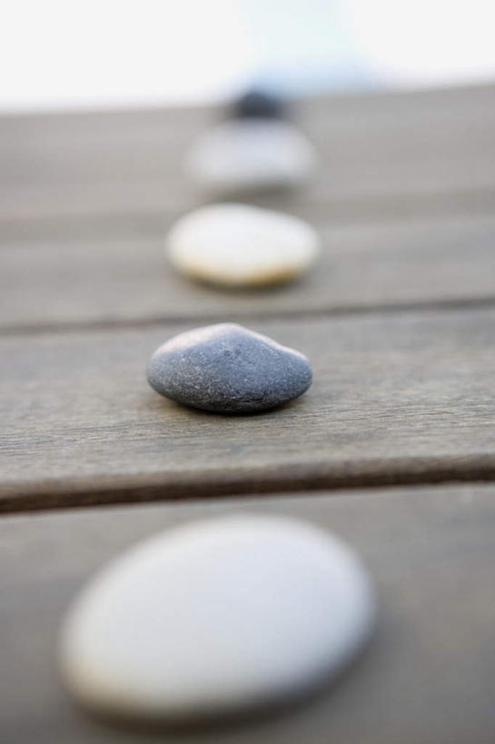 无人,竖图,室外,特写,白天,正面,石头,道路,路,静物,一排,整齐,木板,石子,小路,交通,排列,白色,黑色,鹅卵石,乡间小路,队列,按摩石,石块,彩图