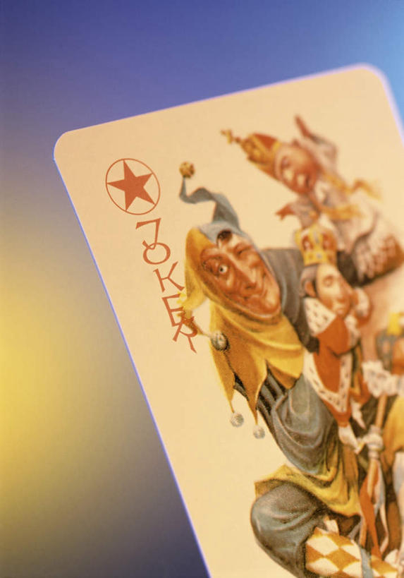 无人,竖图,室内,特写,白天,正面,游戏,赌博,贪欲,竞争,静物,纸牌,玩具,扑克,一张,黑色背景,朦胧,模糊,玩,娱乐,刺激,休闲,摄影,影棚,活动,发泄,消遣,智力,赌具,投机,侥幸,欲望,宣泄,玩耍,嬉戏,彩图,影棚拍摄,拍摄,胜负,输赢