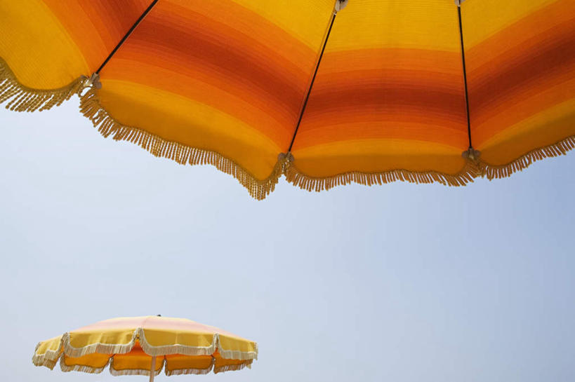 无人,横图,室外,特写,白天,仰视,两顶,伞,雨伞,遮阳伞,阳伞,蓝色,蓝天,天空,天,橙色,晴朗,万里无云,晴空,晴空万里,彩图,低角度拍摄