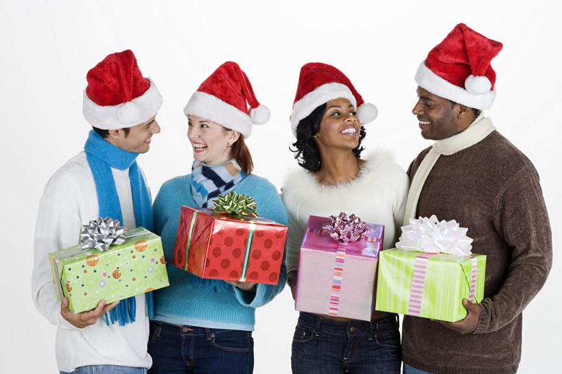 西方人,四个人,伙伴,朋友,站,捧,笑,微笑,露齿笑,横图,室内,白天,白色背景,正面,爱情,友谊,礼盒,礼物,帽子,欧洲,非洲,圣诞节,黑人,欧洲人,服装,节日,庆祝,装饰,丝绸,丝带,纸盒,墙,缎带,浪漫,注视,休闲装,文化,墙壁,墙面,绸带,盒子,衣服,红色,绿色,包装盒,礼品盒,观察,看,站着,四个,庆典,休闲,温暖,温馨,休闲服,圣诞帽,恩爱,恋人,摄影,服饰,礼品,影棚,观看,纪念,华丽,修饰,点缀,和睦,察看,关注,衬托,美观,雅致,雅观,棉帽,四顶,友情,男人,男性,年轻男性,年轻女性,女人,女性,白种人,非洲人,情侣,端,端着,捧着,手捧,站立,半身,彩图,影棚拍摄,拍摄,伴侣,融洽