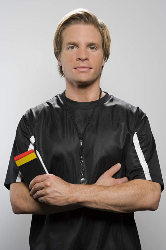 西方人,一个人,站,笑,双手交叉,微笑,竖图,室内,白天,正面,运动服,欧洲,欧洲人,仅一个男性,仅一个人,裁判,握,阴影,灰色背景,服装,反射,影子,黄牌,警告,拿,拿着,注视,仅一个年轻男性,衣服,观察,看,站着,警示,握着,摄影,服饰,影棚,观看,禁止,提醒,察看,双手抱胸,衣着,穿着,关注,提示,限制,惩罚,违规,犯规,衣饰,危险,男人,男性,年轻男性,白种人,站立,半身,彩图,影棚拍摄,拍摄,运动装